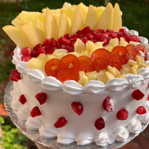 کیک تولد وانیلی میوه‌ای (۱ کیلو)